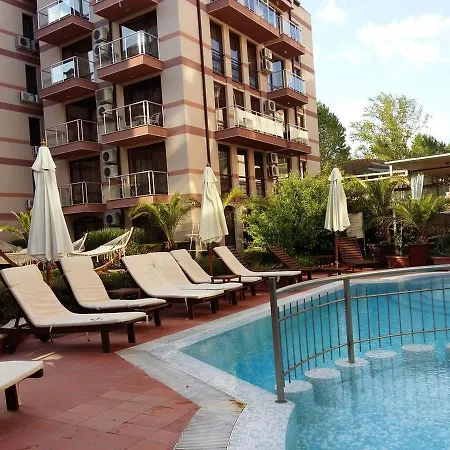 Swimming Pool View Апартамент