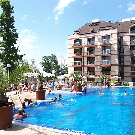 Swimming Pool View Апартамент